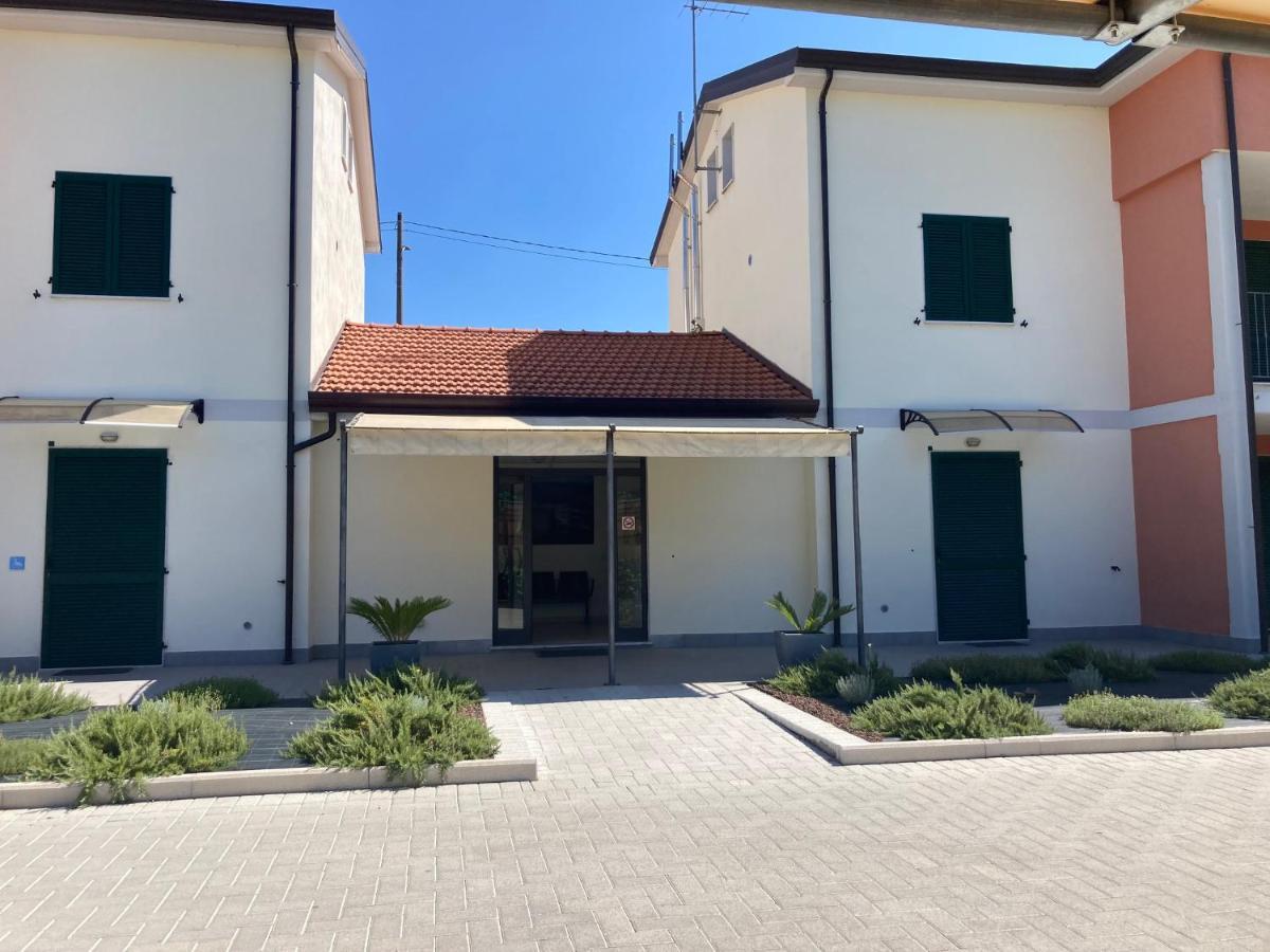 Aparthotel RTA La Pineta Sarzana Exterior foto